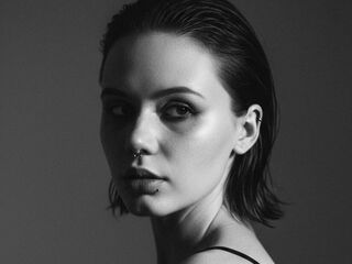 naked cam girl masturbating with vibrator JudithSterett