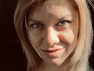naked camgirl fingering pussy BunnyAlice