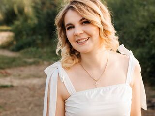 camslut topless DemetriceAkpan