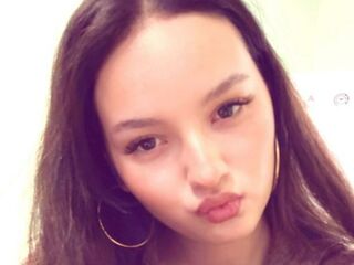 camgirl masturbating with sex toy FatimahAmargo