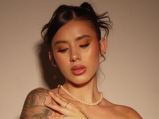 hot cam girl fingering shaved pussy JennCasas