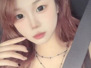 cam girl playing with vibrator LisaMarora