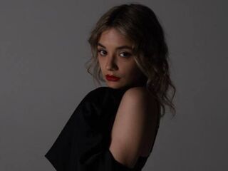 naked camgirl masturbating with vibrator LolaKiki