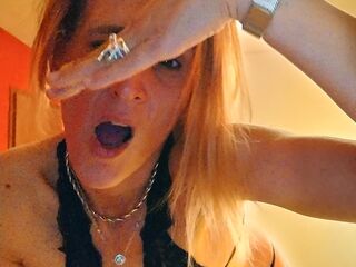 cam girl masturbating SandraLive